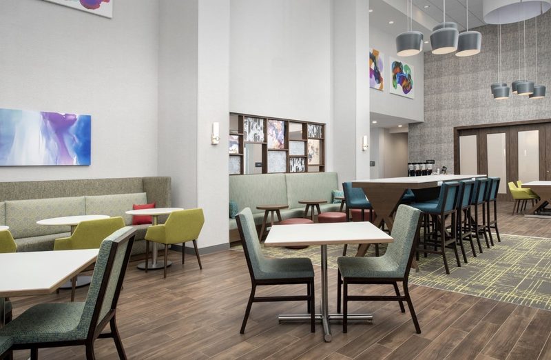 Hampton Inn lobby and lounge